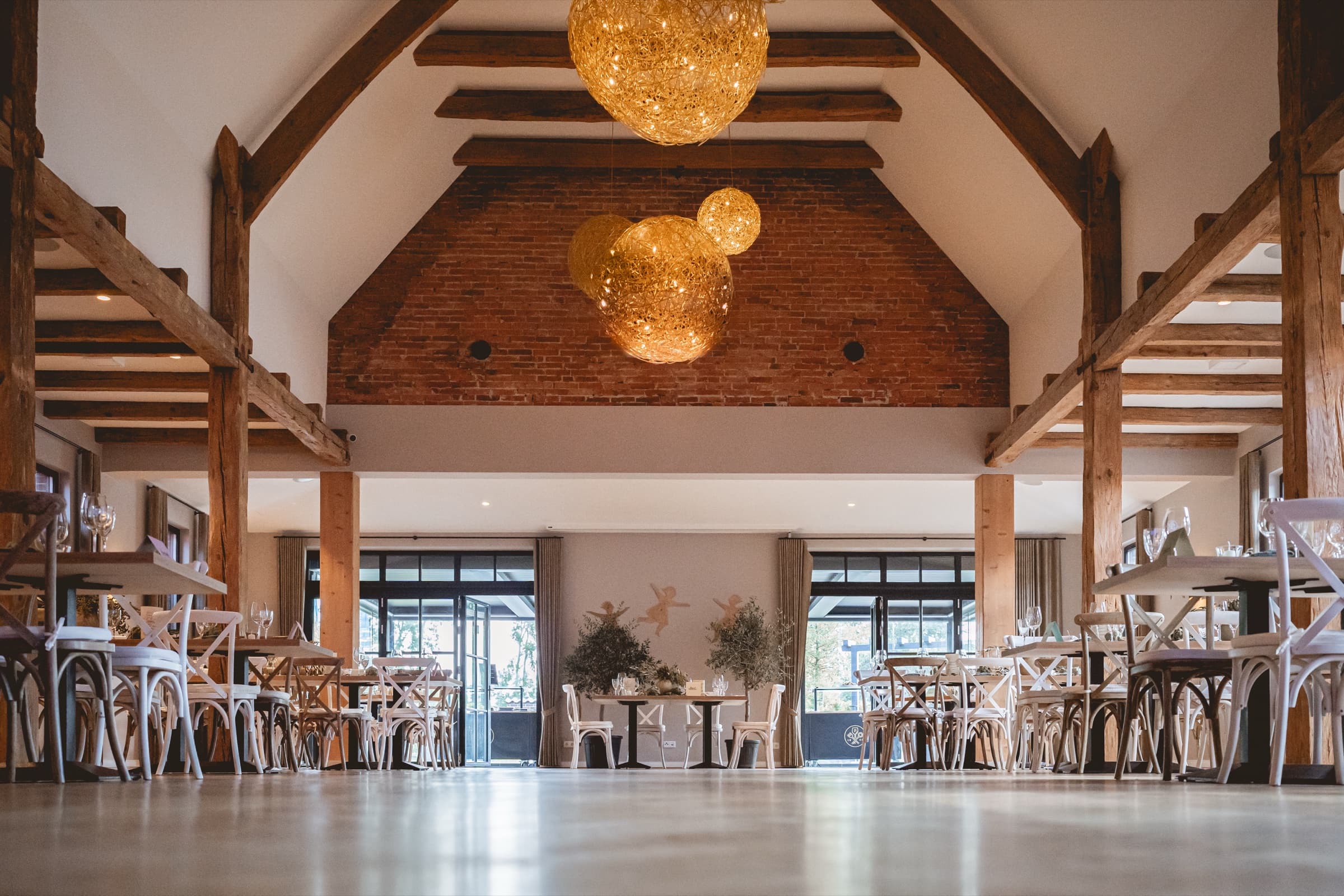 Festsaal im Patentkrug mit Holzbalken, Backsteingiebel und leuchtenden Lichtkugeln